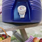 Acercamiento del grifo blanco del dispensador térmico Princeware azul SKU 3554, diseñado para servir bebidas frías de forma práctica.