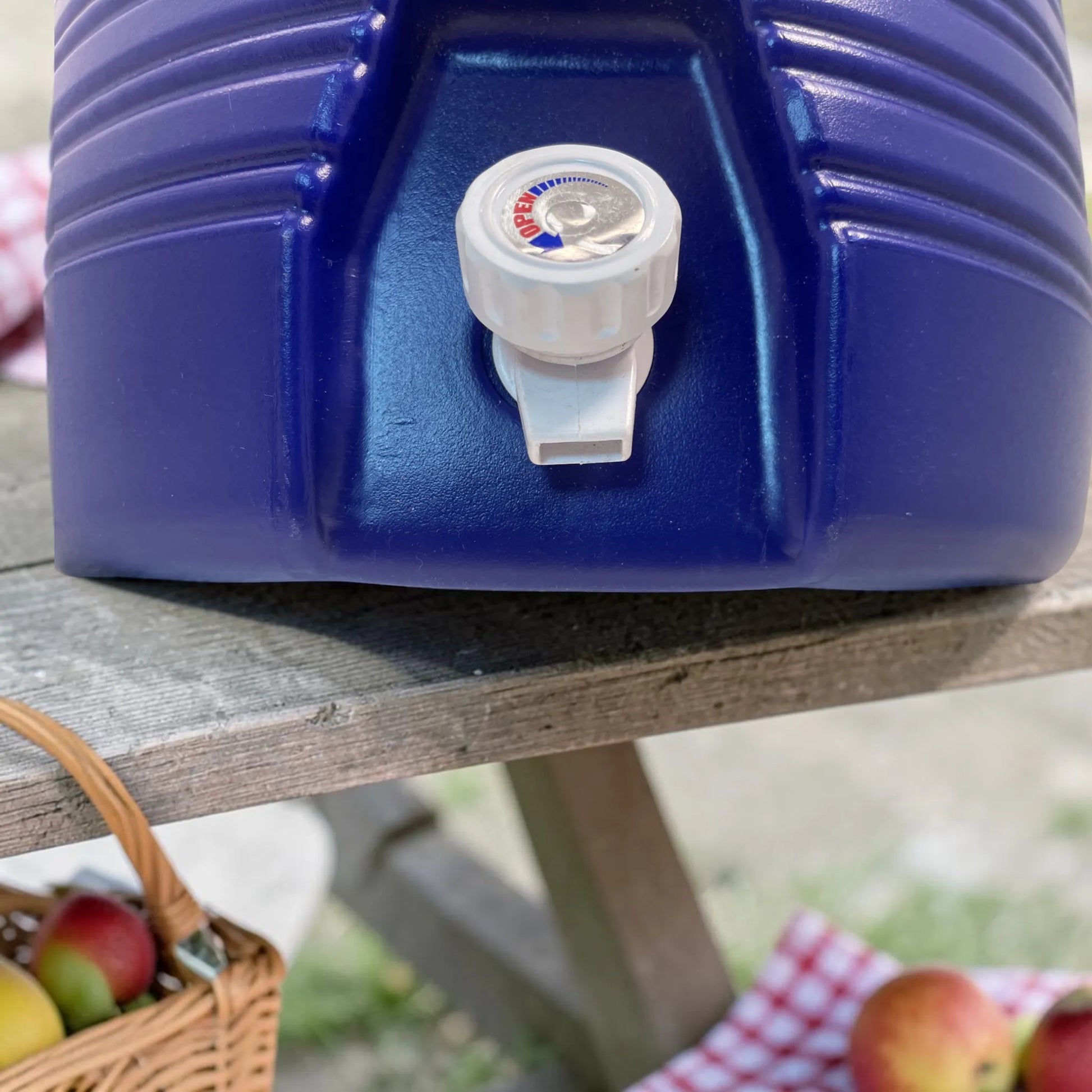 Acercamiento del grifo blanco del dispensador térmico Princeware azul SKU 3554, diseñado para servir bebidas frías de forma práctica.