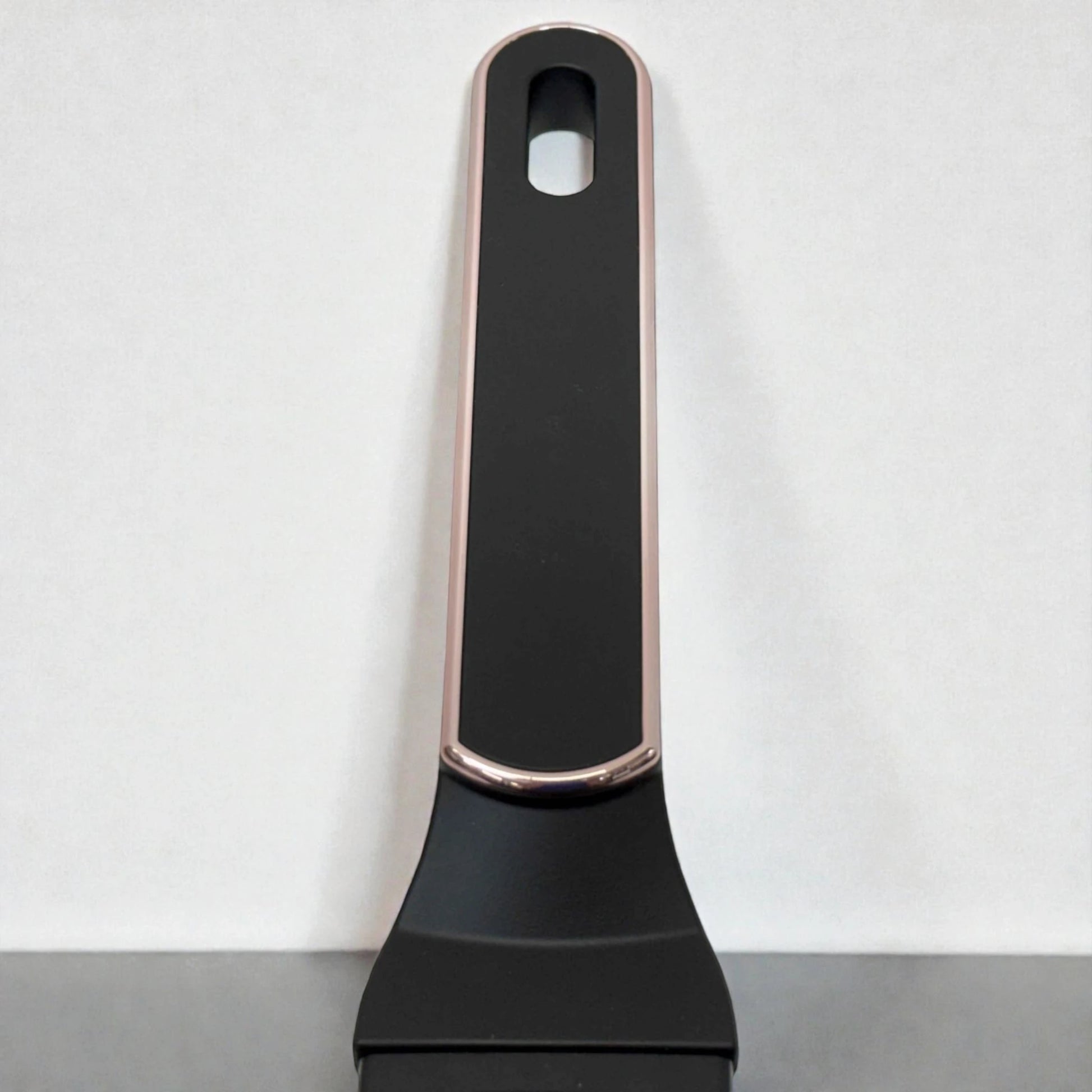 Detalle del mango ergonómico Berlinger Haus BH-8362 Black Rose Collection en color negro con borde rose gold.