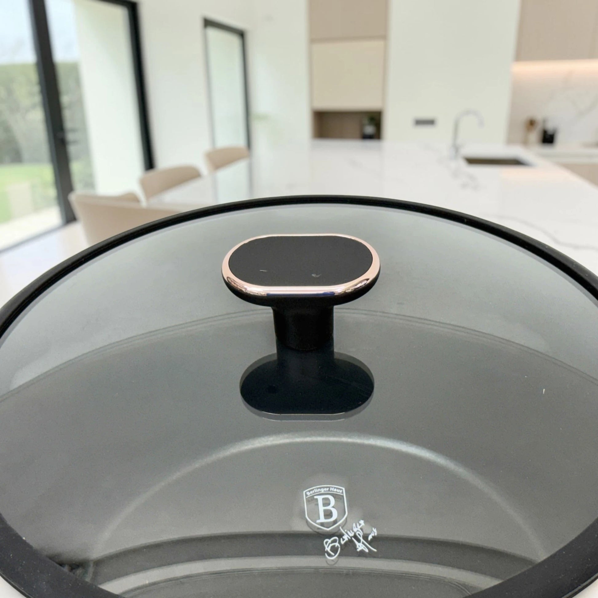 Detalle del pomo de la tapa de vidrio Berlinger Haus BH-8362 Black Rose Collection en color negro con borde rose gold.