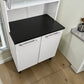Detalle de la superficie negra y puertas inferiores del organizador de cocina Bertolini blanco, mueble auxiliar compacto para cocina.