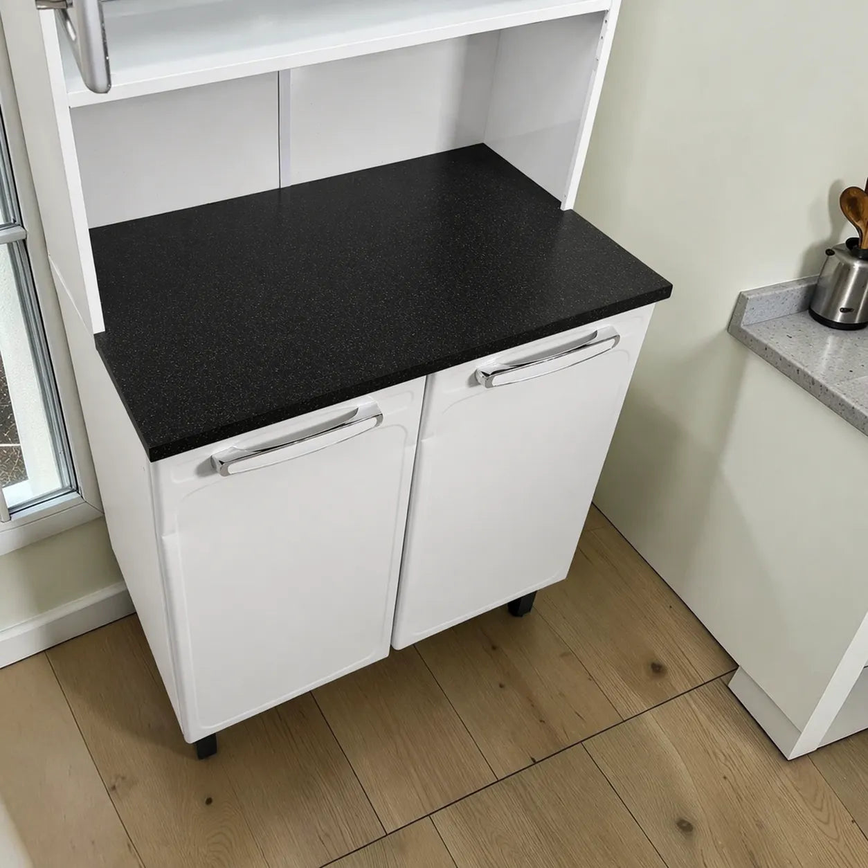 Detalle de la superficie negra y puertas inferiores del organizador de cocina Bertolini blanco, mueble auxiliar compacto para cocina.