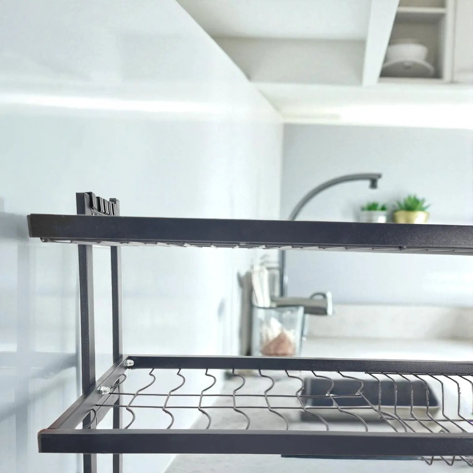 Detalle de la repisa superior y ganchos porta utensilios del escurridor MISOL de dos niveles, estructura de acero con acabado negro.
