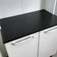 Detalle del tablero negro tipo madera del organizador de cocina 2x1 Bertolini, superficie de apoyo resistente y fácil de limpiar.