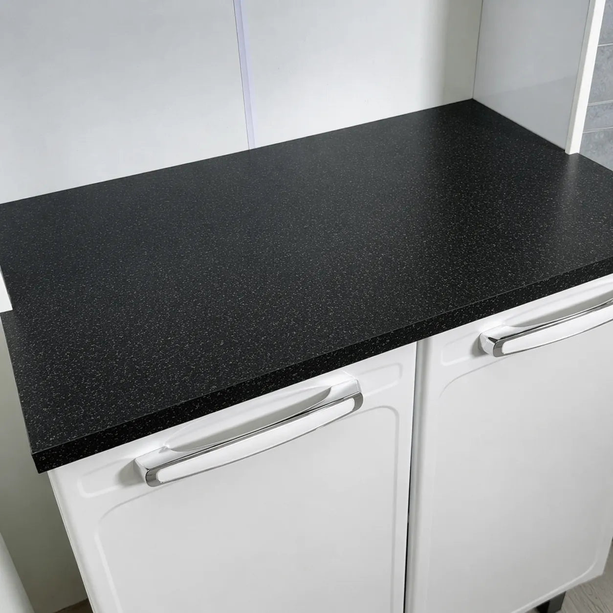 Detalle del tablero negro tipo madera del organizador de cocina 2x1 Bertolini, superficie de apoyo resistente y fácil de limpiar.