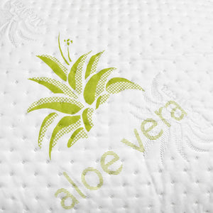 Detalle de textura acolchada de almohada Aloe Vera Scarlett Classics blanca con diseño de aloe vera en color verde y bordado suave.