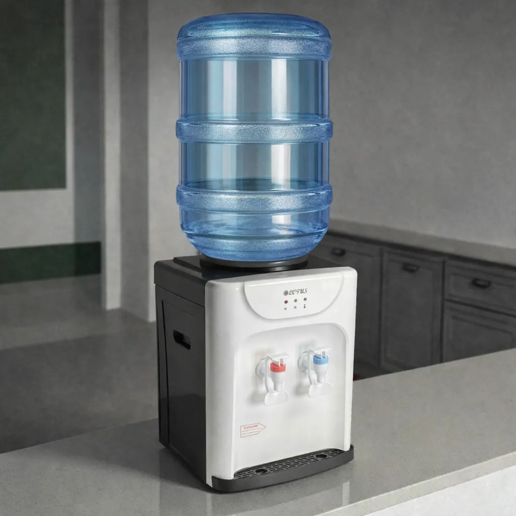 Dispensador de agua Lotus LT-463 frío y caliente, sobremesa color blanco y negro, con garrafón arriba, vista 3/4 en encimera; medidas 36x27x24 cm.
