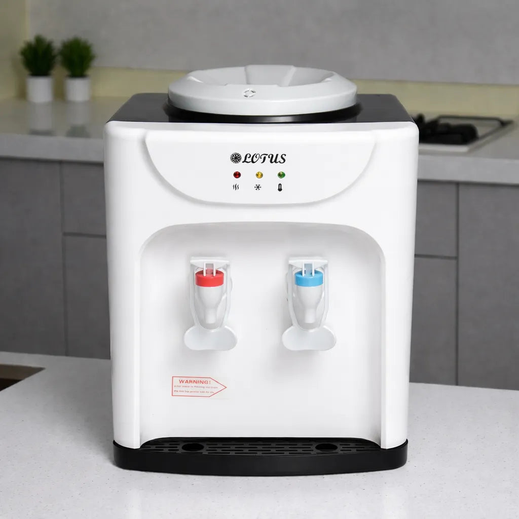 Dispensador de agua Lotus LT-463 sobremesa blanco y negro, frío y caliente, vista frontal en cocina, dos grifos rojo y azul; 36x27x24 cm
