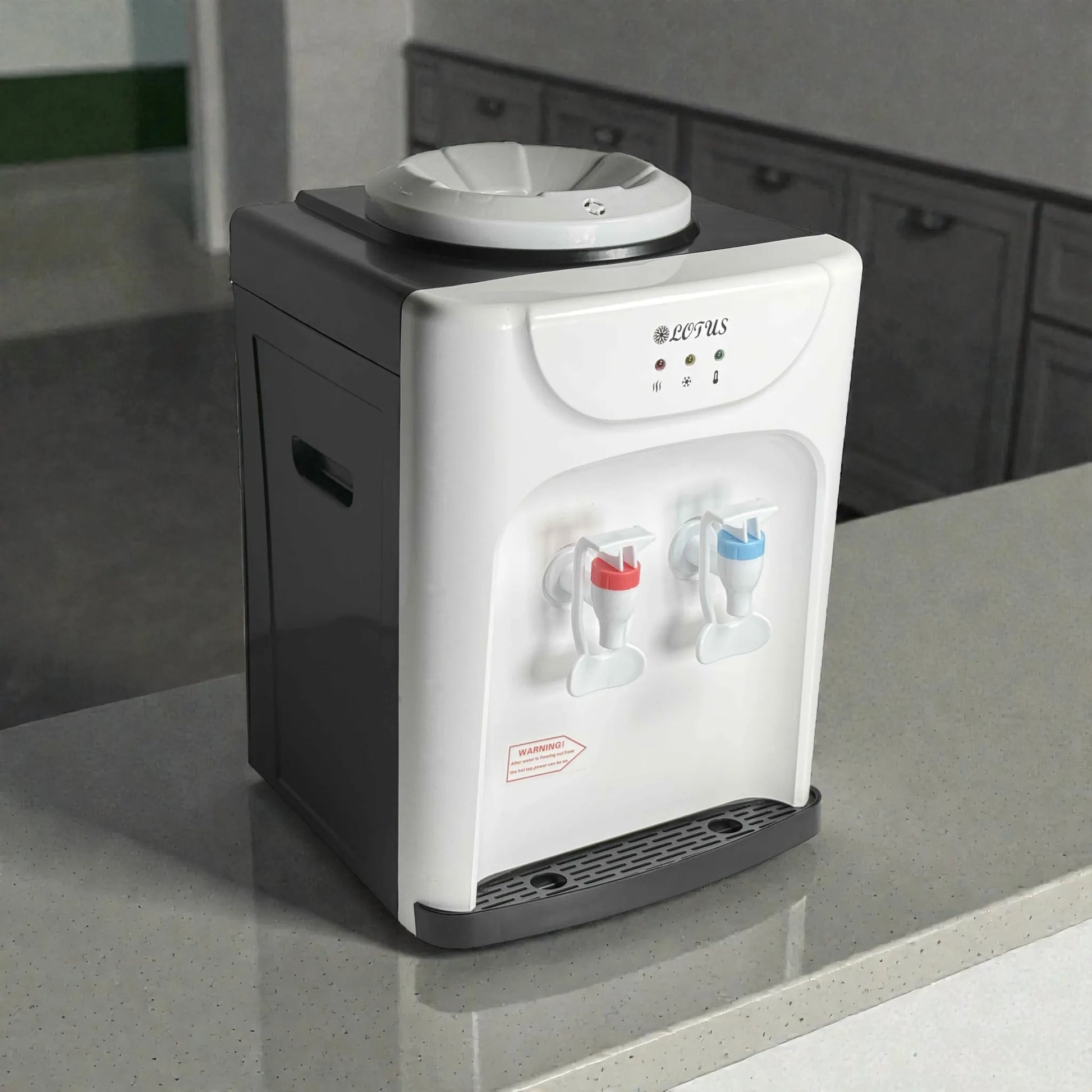 Dispensador de agua Lotus LT-463 frío/caliente tipo sobremesa, frente blanco y laterales negros, vista lateral 3/4 con bandeja antigoteo y dos grifos; 36x27x24 cm