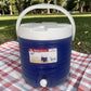 Dispensador térmico Princeware azul de 17 litros SKU 3554 con tapa blanca, asa resistente y grifo frontal, ideal para eventos y uso al aire libre.
