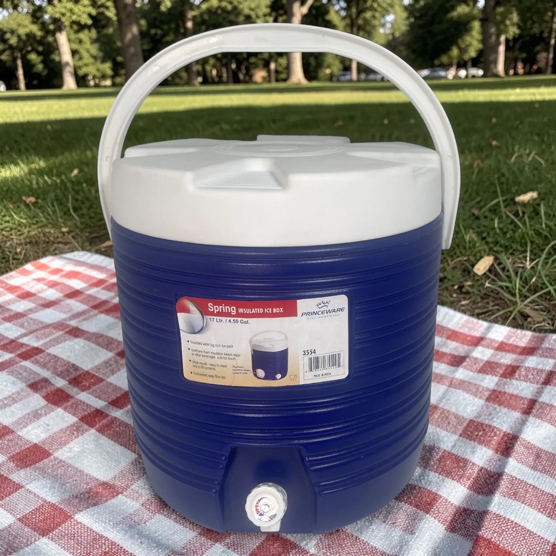 Dispensador térmico Princeware azul de 17 litros SKU 3554 con tapa blanca, asa resistente y grifo frontal, ideal para eventos y uso al aire libre.