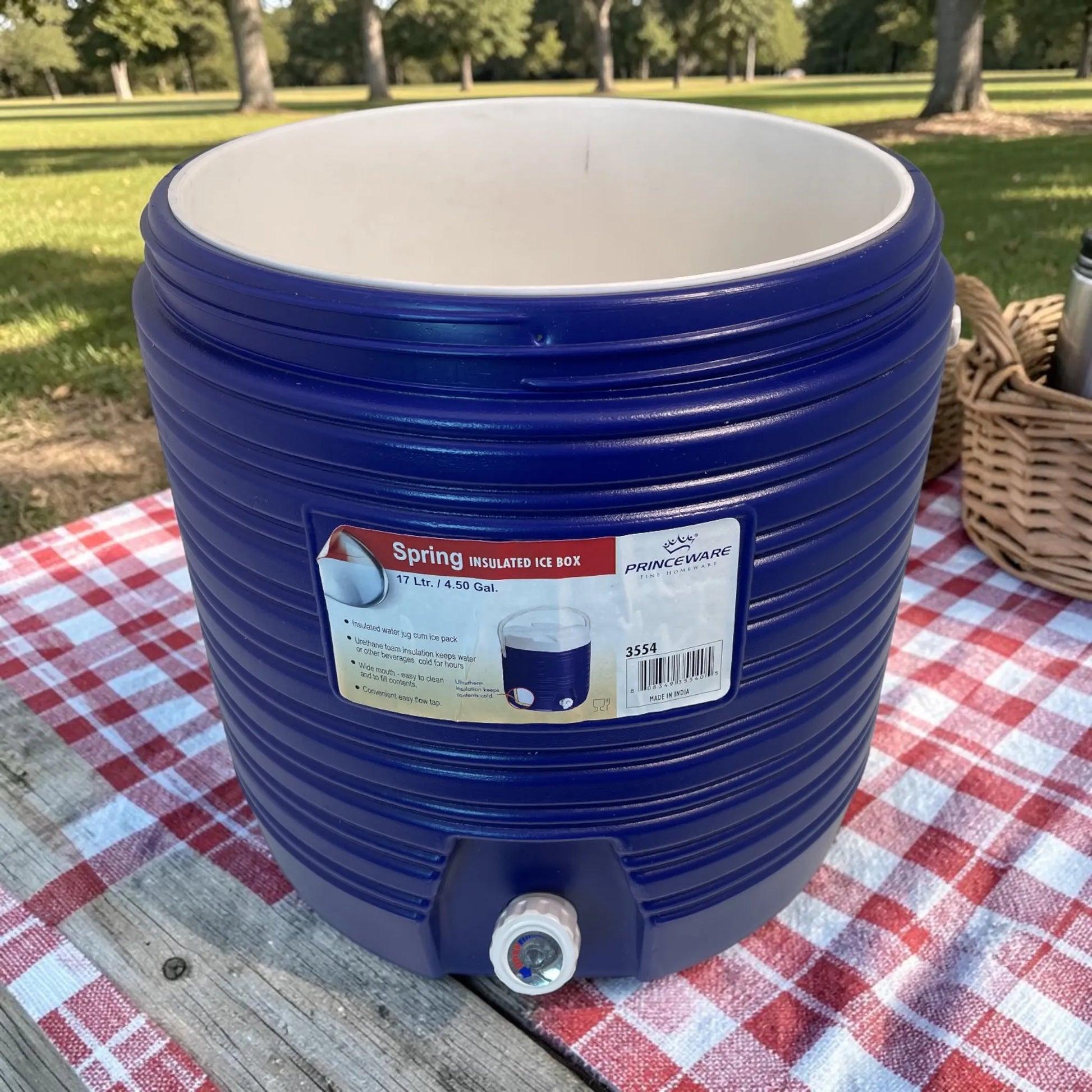 Vista interior del dispensador térmico Princeware azul de 17 litros SKU 3554, mostrando boca ancha para fácil llenado y limpieza.