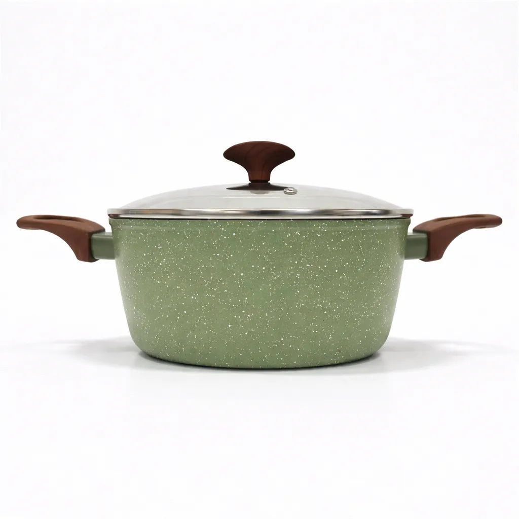 Olla/cacerola con tapa de vidrio templado del set Epicure by Joseph Marcus Olive Collection verde oliva, recubrimiento antiadherente y asas laterales soft touch, vista frontal en fondo blanco.