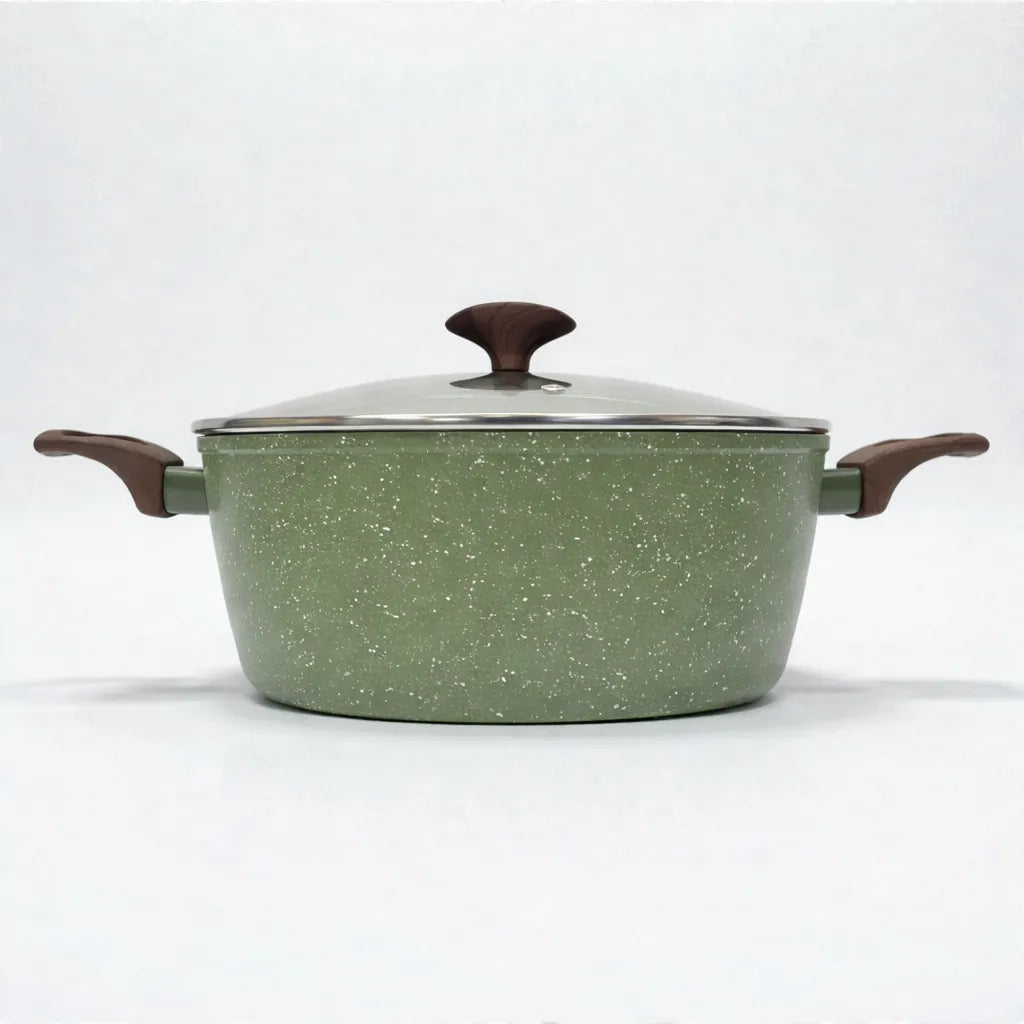 Olla/cacerola del set Epicure by Joseph Marcus Olive Collection color verde oliva con recubrimiento antiadherente, tapa de vidrio templado y asas laterales tipo soft touch, vista frontal en fondo blanco.