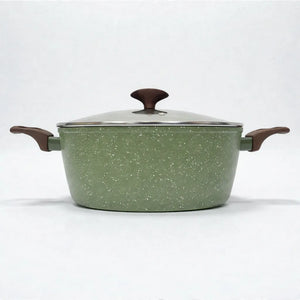 Olla/cacerola del set Epicure by Joseph Marcus Olive Collection color verde oliva con recubrimiento antiadherente, tapa de vidrio templado y asas laterales tipo soft touch, vista frontal en fondo blanco.