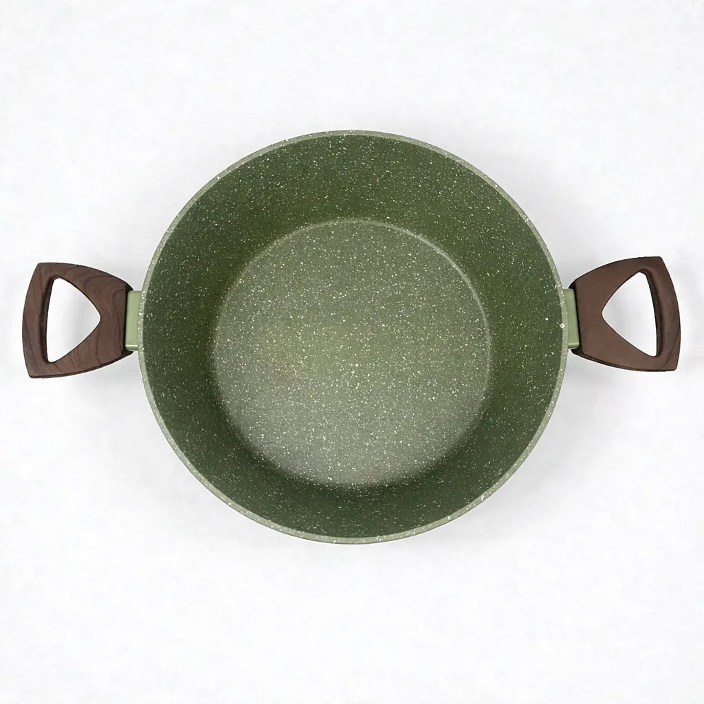 Interior de olla del set Epicure by Joseph Marcus Olive Collection color verde oliva, recubrimiento antiadherente moteado y asas laterales, vista superior cenital en fondo blanco.