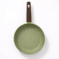 Sartén redondo 24 cm del set Epicure by Joseph Marcus Olive Collection color verde oliva, interior con recubrimiento antiadherente moteado, vista superior con mango efecto madera.