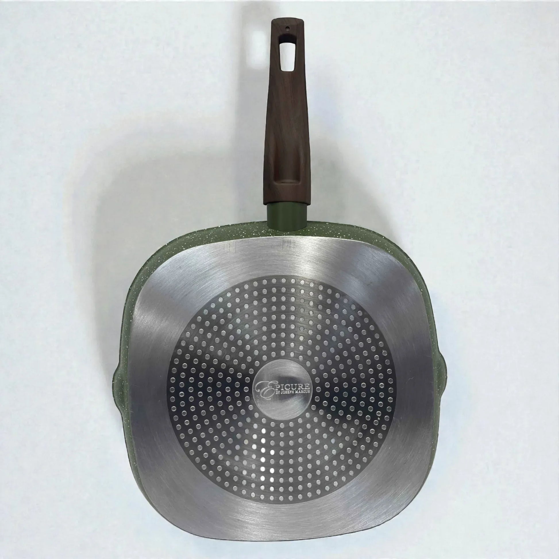 Base de inducción del sartén parrilla cuadrado 28 cm Epicure by Joseph Marcus Olive Collection, fondo metálico compatible con inducción y otras estufas, vista inferior.