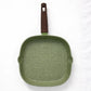 Sartén parrilla cuadrado 28 cm del set Epicure by Joseph Marcus Olive Collection verde oliva, interior antiadherente con líneas tipo grill, vista superior con mango efecto madera.