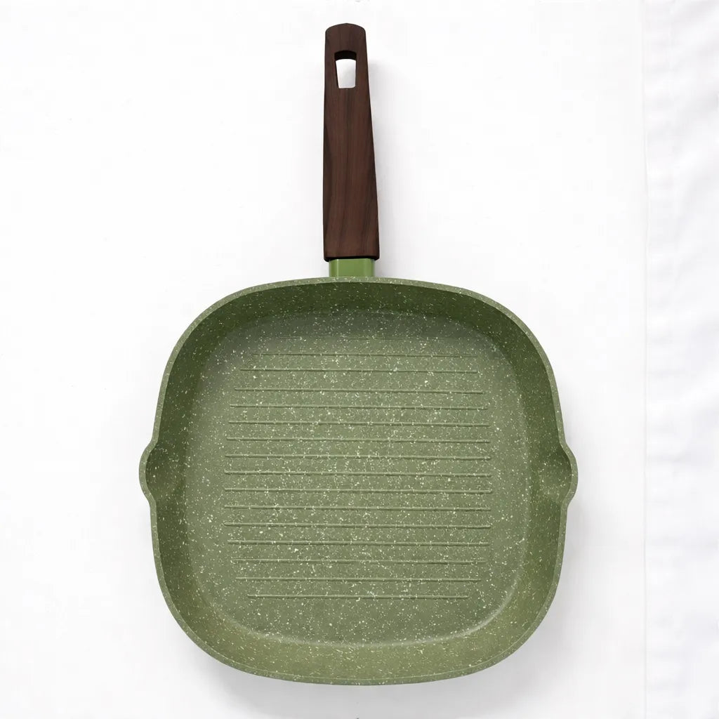 Sartén parrilla cuadrado 28 cm del set Epicure by Joseph Marcus Olive Collection verde oliva, interior antiadherente con líneas tipo grill, vista superior con mango efecto madera.