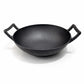 Wok de hierro fundido epicure by Joseph Marcus color negro de 31 cm, con dos asas laterales, vista en angulo 3/4 sobre fondo blanco.