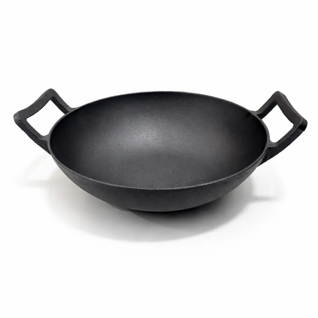 Wok de hierro fundido epicure by Joseph Marcus color negro de 31 cm, con dos asas laterales, vista en angulo 3/4 sobre fondo blanco.