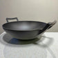 Wok de hierro fundido Epicure by Joseph Marcus color negro de 31 cm, vista en angulo bajo 3/4 resaltando el interior y las dos asas.