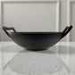 Wok de hierro fundido Epicure by Joseph Marcus negro de 31 cm, vista lateral de perfil que muestra la profundidad del wok y sus dos asas.