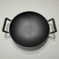 Vista superior del interior del wok de hierro fundido Epicure by Joseph Marcus negro 31 cm, mostrando la forma profunda y las dos asas laterales.