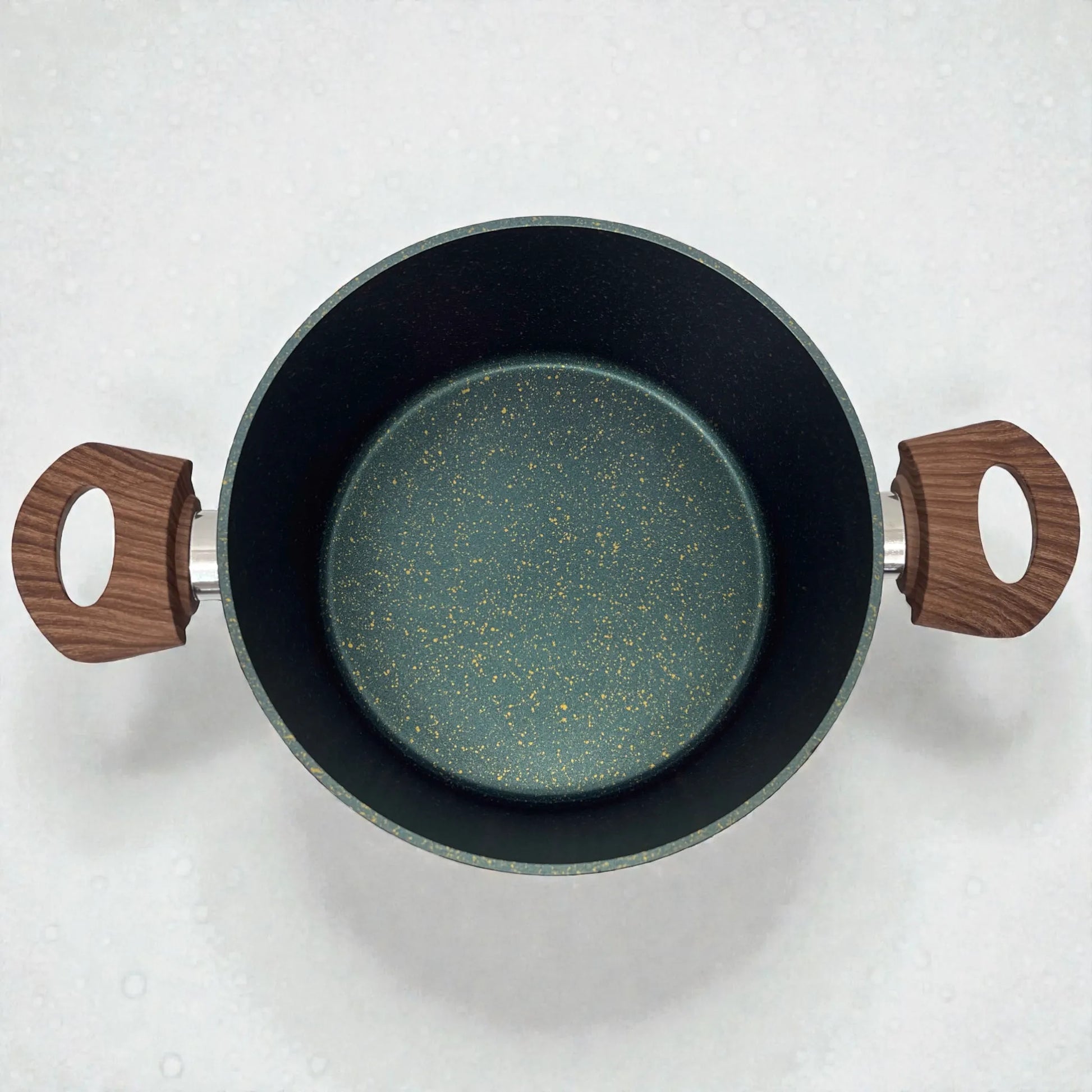 Vista superior del interior antiadherente tipo granito de cacerola Epicure Zafiro, color azul oscuro moteado con dos asas efecto madera; tamaño no visible.