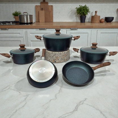 Set completo de cocina Epicure Zafiro (8 piezas) en encimera: 3 ollas con tapa de vidrio y 2 sartenes antiadherentes, acabado azul oscuro moteado y mangos efecto madera, apto para inducción.