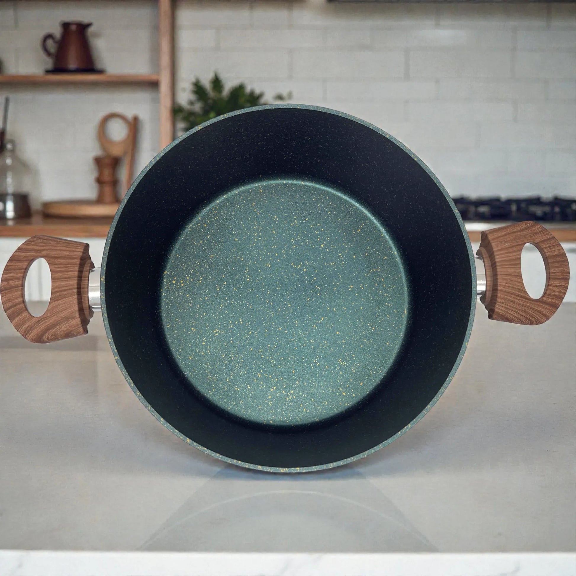 Vista frontal del interior antiadherente de olla Epicure Zafiro (20 cm) con asas laterales efecto madera, recubrimiento moteado en tono azul/verde oscuro.