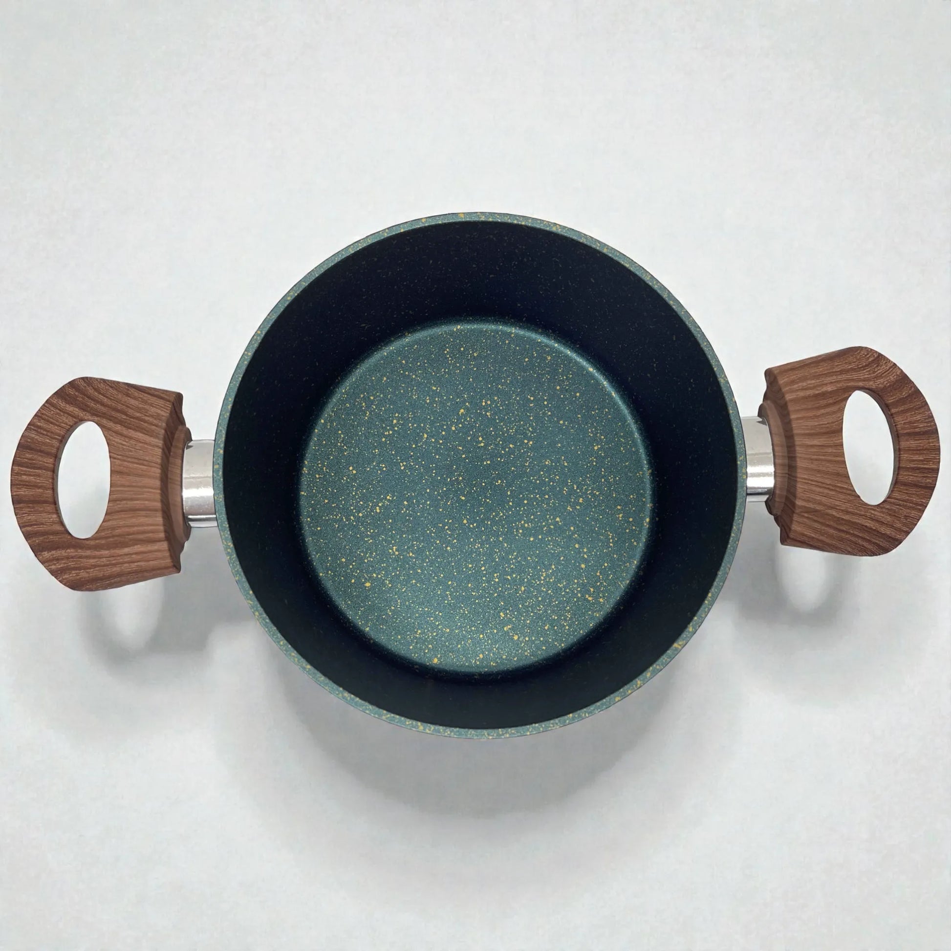 Vista superior del interior antiadherente tipo granito de olla/cacerola Epicure Zafiro, azul oscuro moteado, dos asas efecto madera; tamaño no visible.