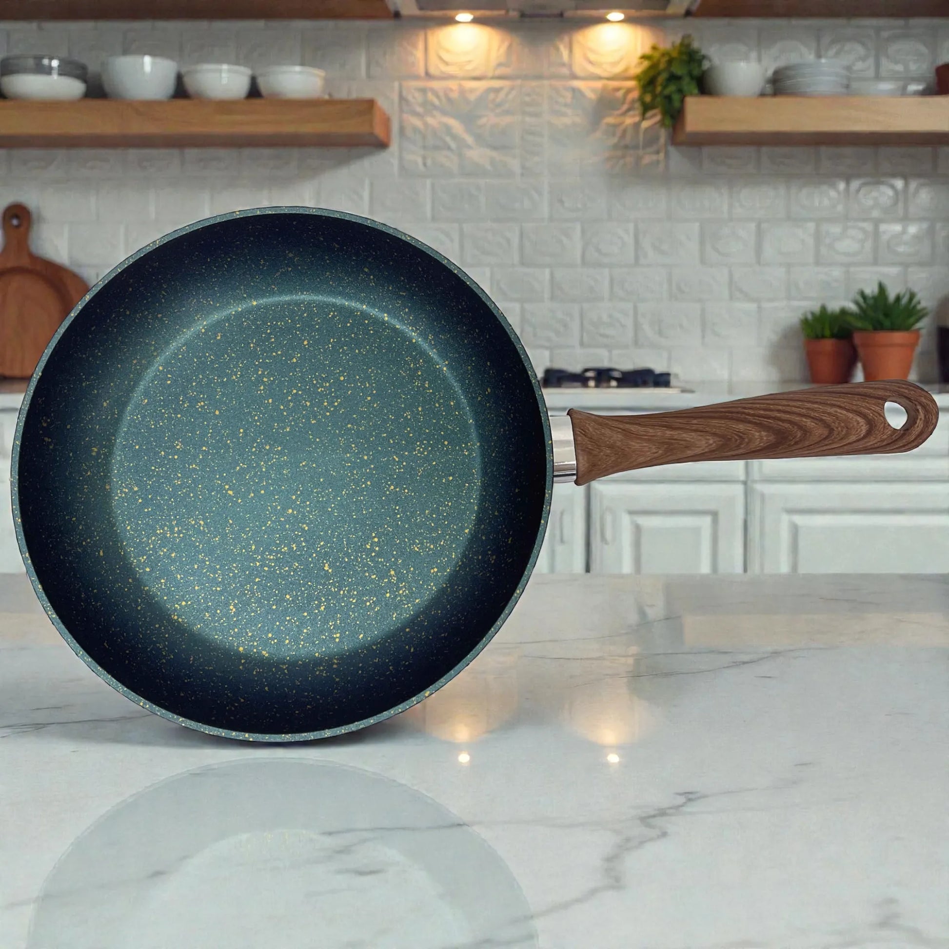 Sartén Epicure Zafiro de 24 cm con interior antiadherente moteado y mango efecto madera, fotografía frontal en cocina.