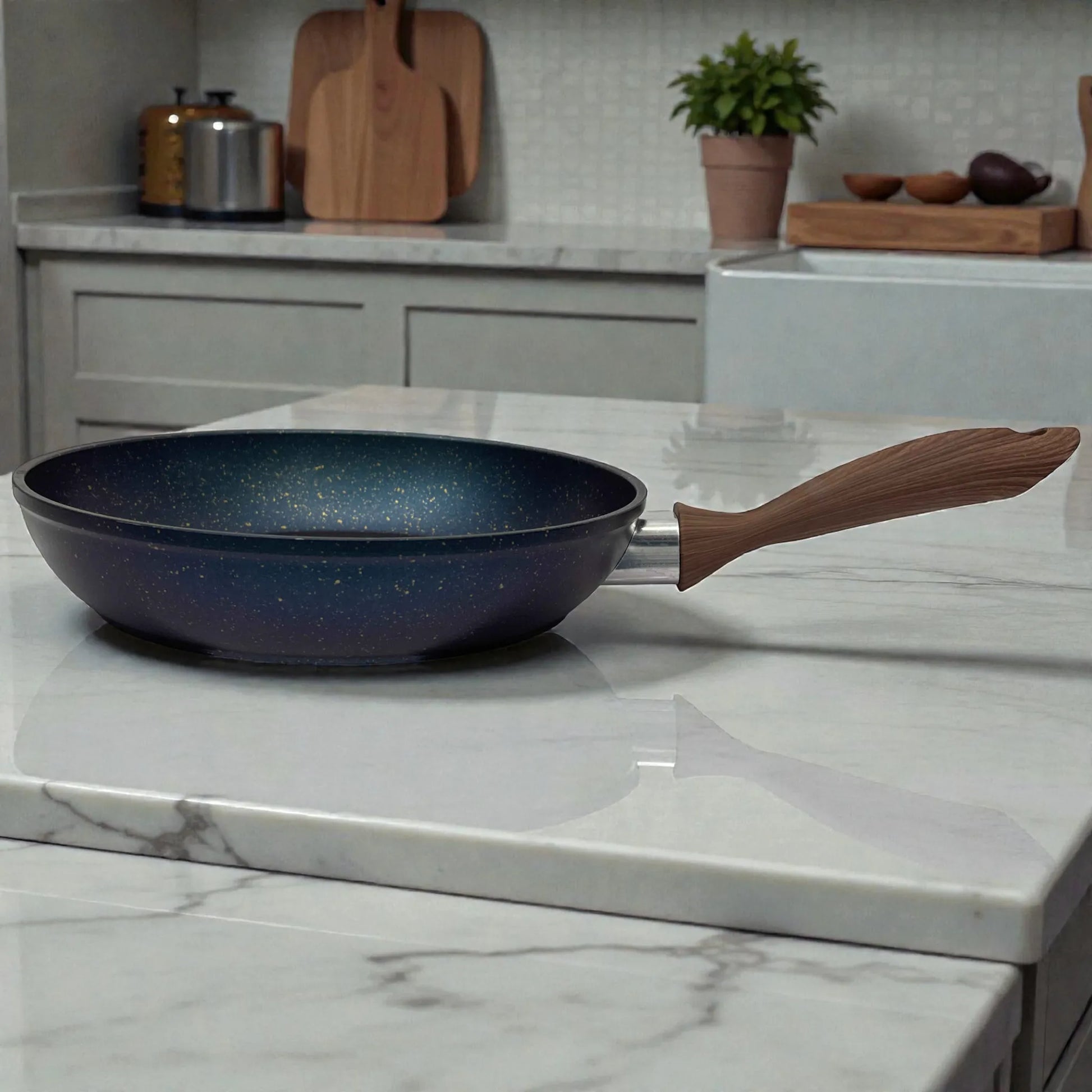 Sartén antiadherente Epicure Zafiro 24 cm en vista lateral sobre encimera, cuerpo azul oscuro moteado y mango tipo madera.