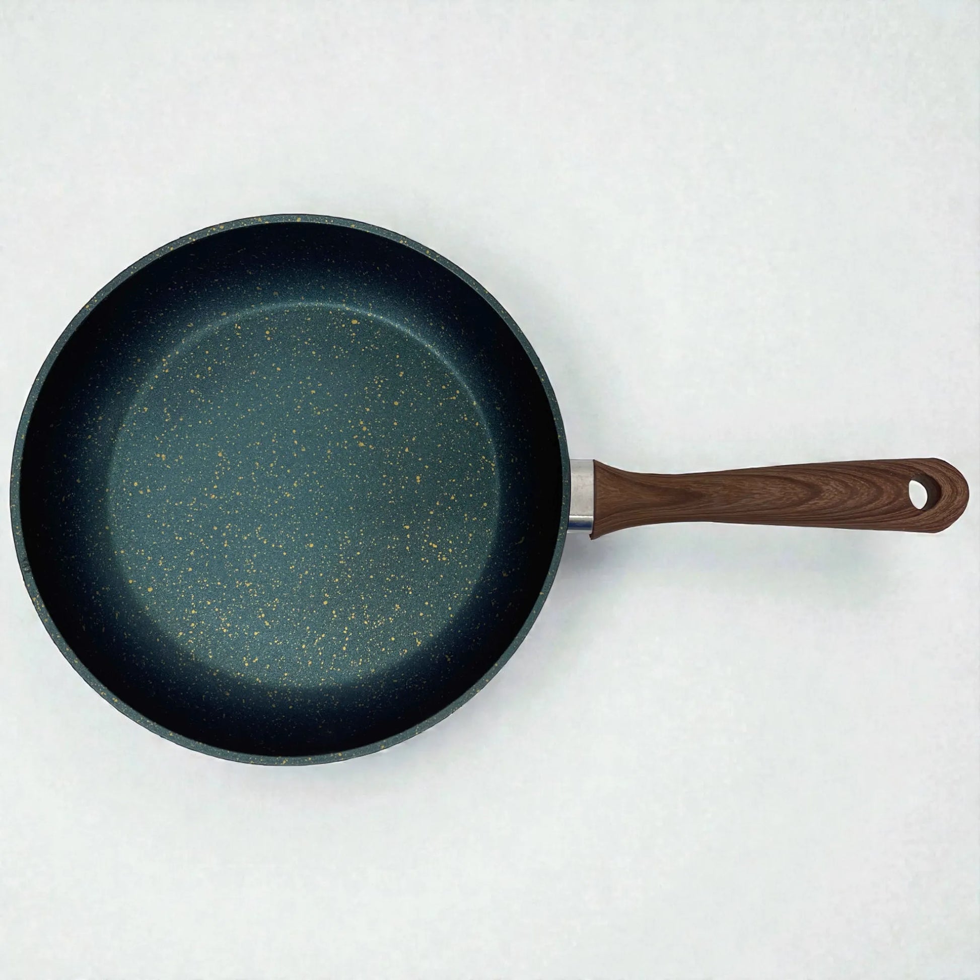 Vista superior del interior antiadherente tipo granito de sartén Epicure Zafiro color azul oscuro moteado con mango largo efecto madera; tamaño no visible.