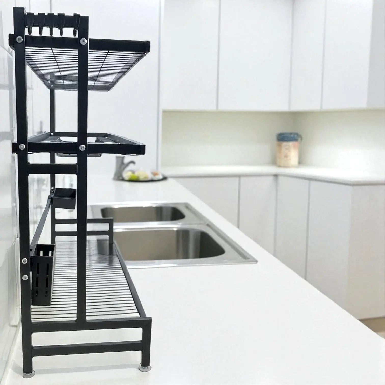 Vista lateral del escurridor de acero MISOL, acabado negro, 84x30x75 cm; estructura robusta con patas niveladoras y base estable.