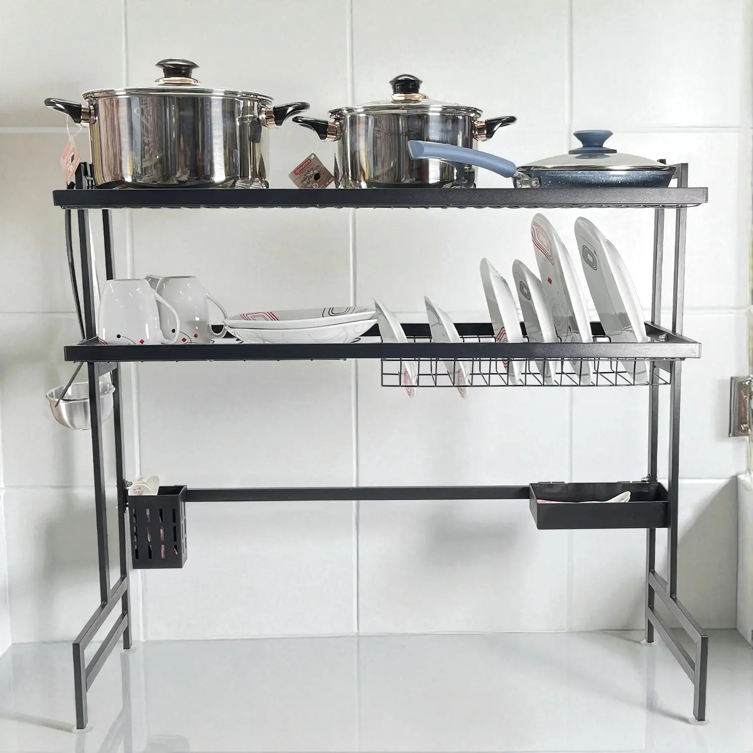 Vista frontal del escurridor de platos MISOL 84x30x75 cm en color negro con vajilla colocada; rejilla superior, rejilla porta platos ondulada, barra inferior y portaesponja lateral.