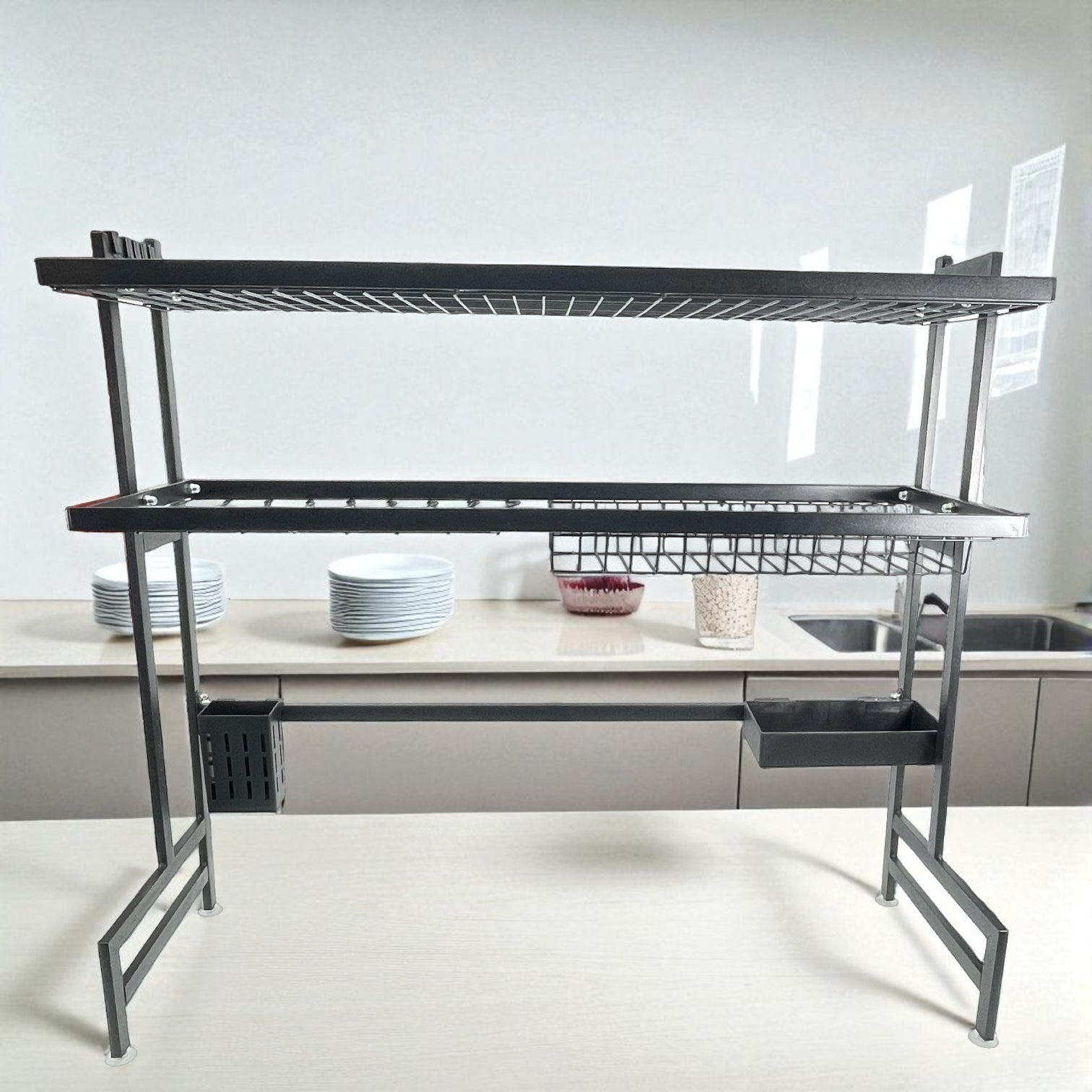 Escurridor de platos MISOL de dos niveles en negro, 84x30x75 cm, sin vajilla; muestra rejilla superior, rejilla para platos y contenedores laterales extraíbles.