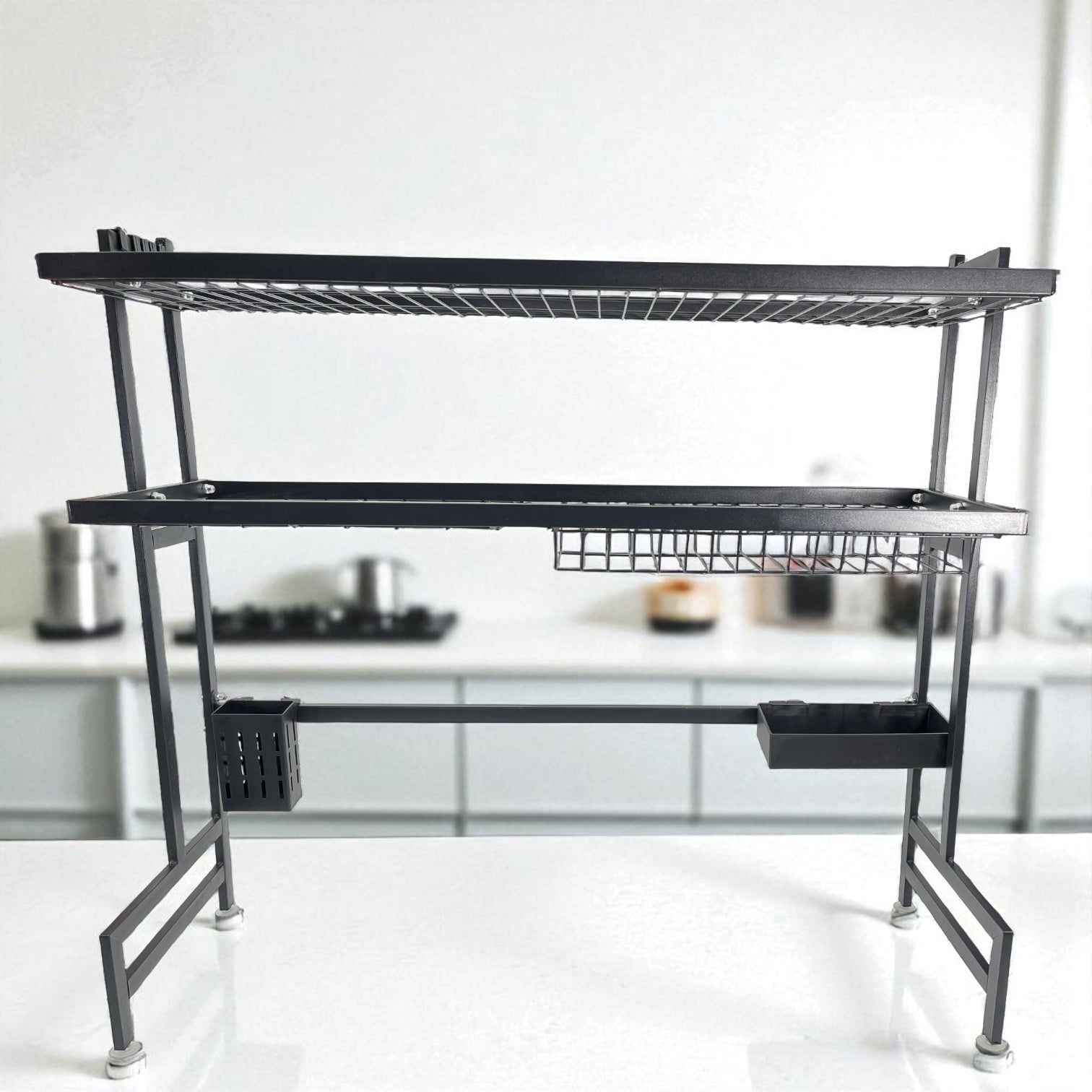 Vista en perspectiva del escurridor MISOL de acero negro, dos niveles, tamaño 84x30x75 cm, sin vajilla; se aprecian estructura, ganchos y canastilla portacubiertos.