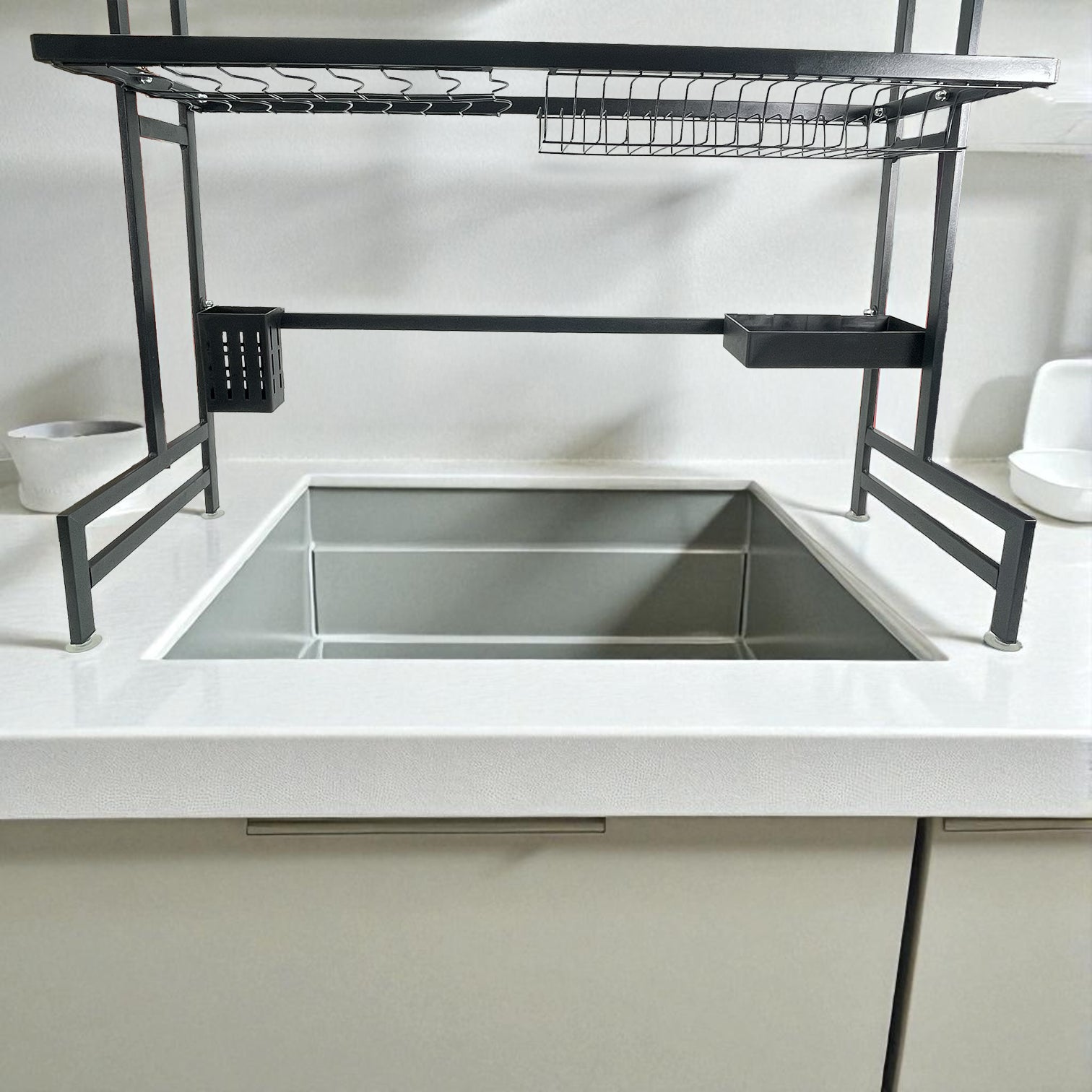 Escurridor MISOL 84x30x75 cm instalado sobre el fregadero; demuestra la altura y el espacio libre para lavar, con barra inferior y accesorios laterales.