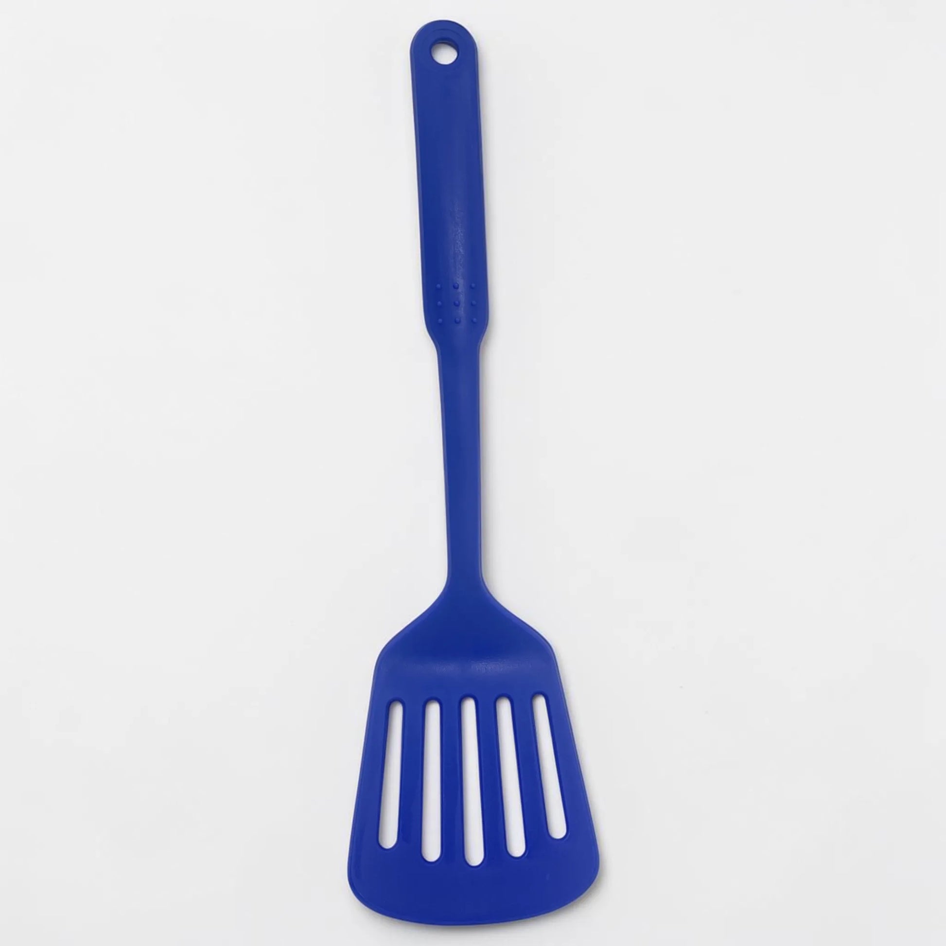 Espátula de nylon color azul incluida en el set de sartenes ROCA 11 piezas modelo KFS5000A.