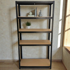 Estante anaquel metálico Lotus de 5 niveles 90x40x180 cm color negro con repisas MDF color madera, vista frontal en sala junto a ventana.