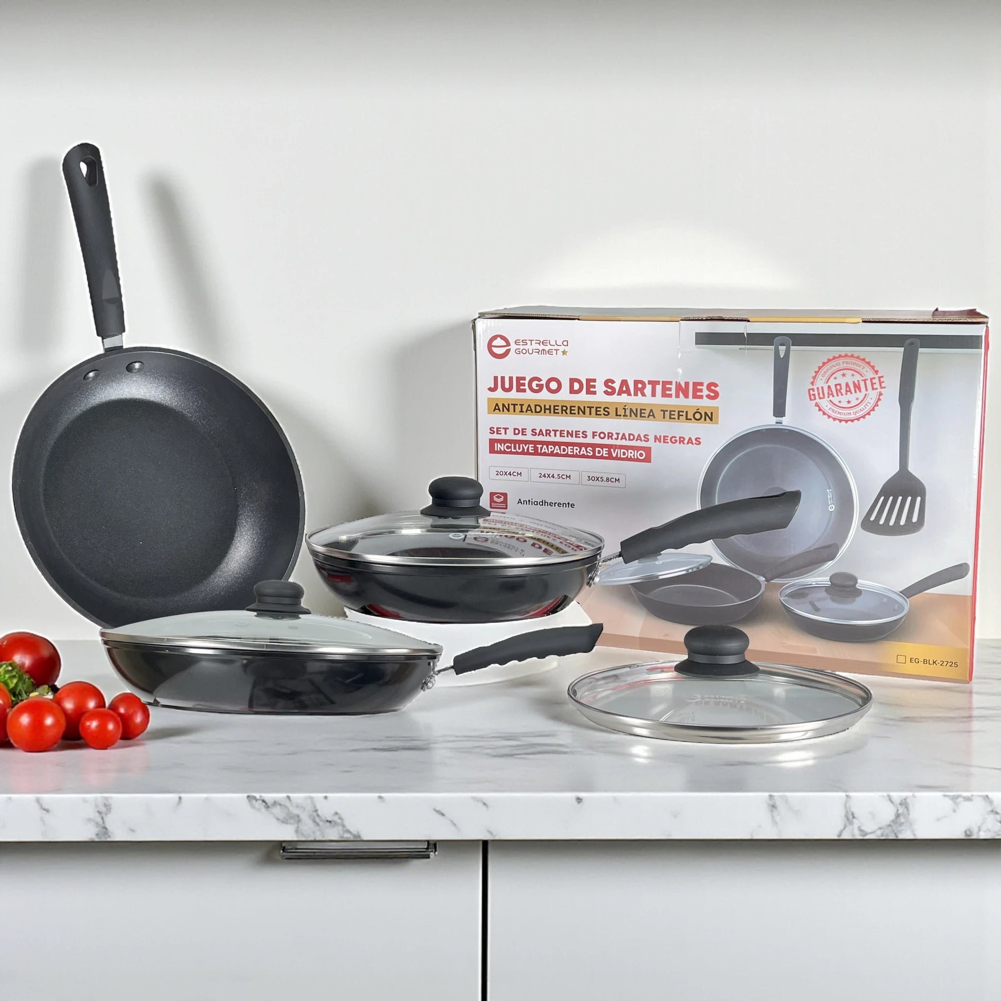 Juego de sartenes Estrella Gourmet de aluminio forjado negro con recubrimiento antiadherente de teflón, 7 piezas (20, 24 y 30 cm) con tapas de vidrio; vista principal con caja.