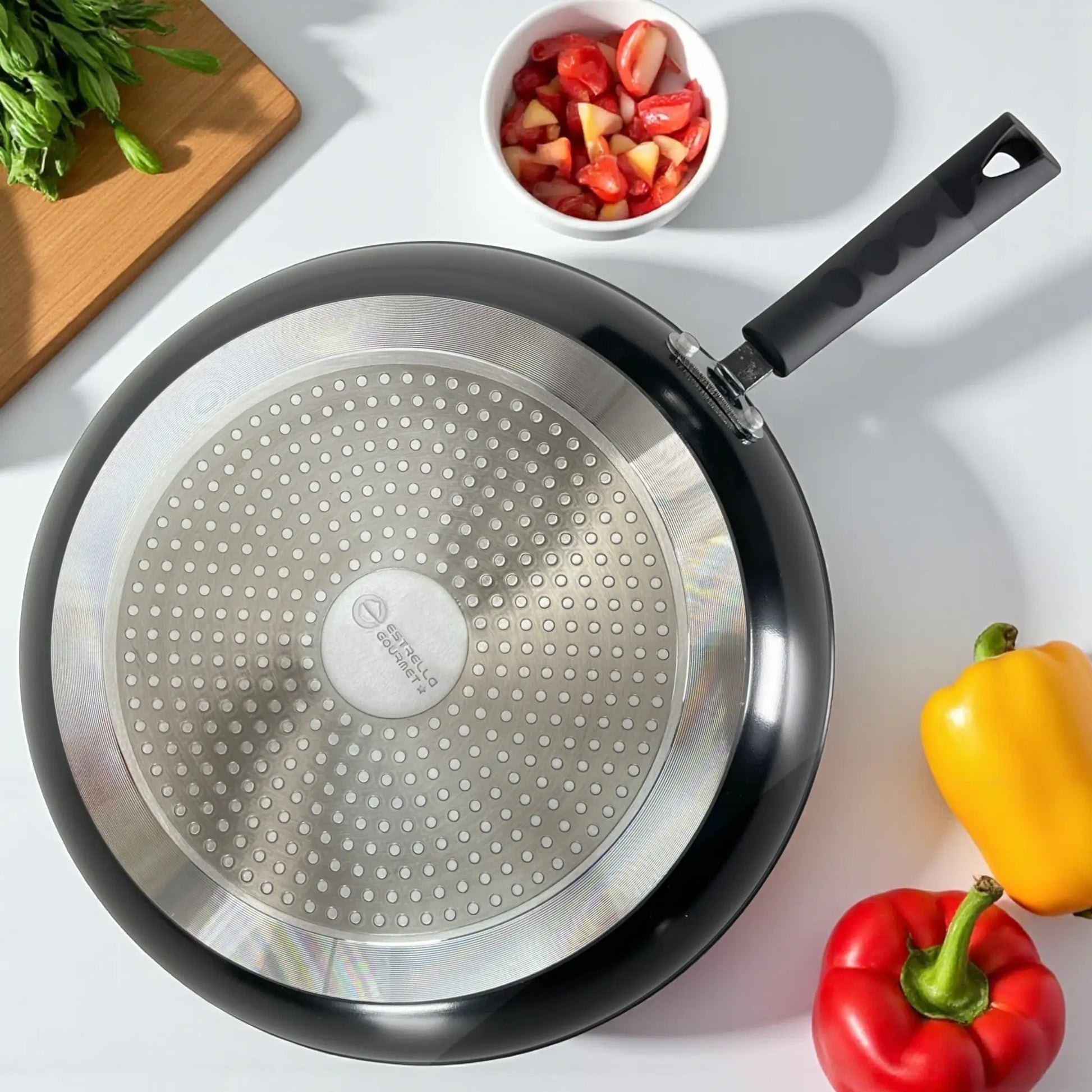 Vista superior del fondo difusor compatible con inducción del sartén Estrella Gourmet de 30 cm; aluminio forjado, mango negro.