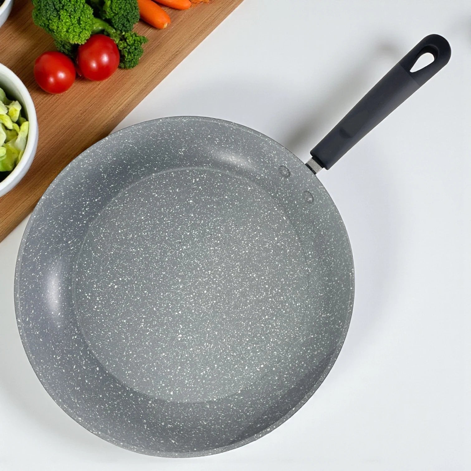 Vista superior del sartén Estrella Gourmet de 30 cm que muestra el recubrimiento antiadherente marmolizado de 3 capas.