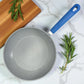 Vista superior del sartén Estrella Gourmet azul mostrando el interior antiadherente marmolizado gris y el mango azul; referencia para los tamaños 20, 24 y 30 cm.