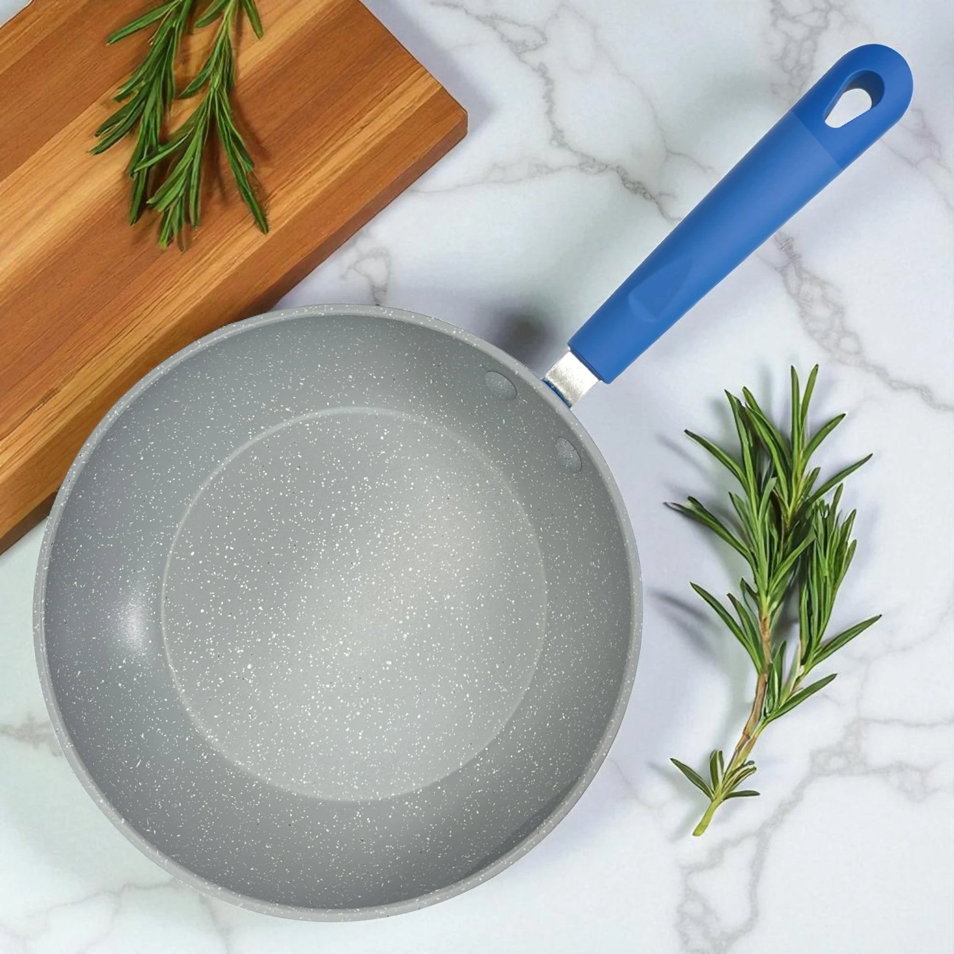 Vista superior del sartén Estrella Gourmet azul mostrando el interior antiadherente marmolizado gris y el mango azul; referencia para los tamaños 20, 24 y 30 cm.