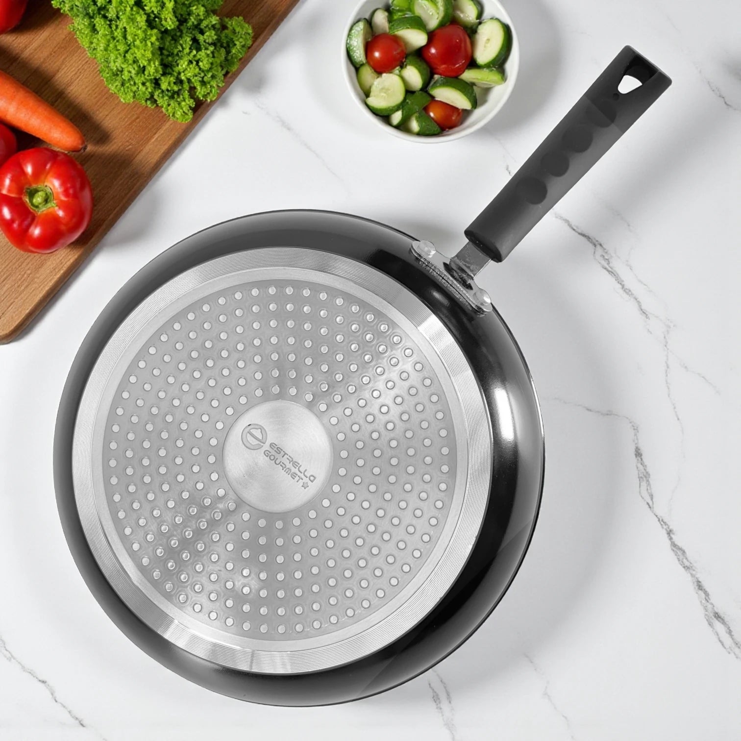 Fondo del sartén Estrella Gourmet con disco para inducción en acero inoxidable y exterior negro brillante; compatible con inducción, gas, eléctrico y cerámico; tamaños 20, 24 y 30 cm.