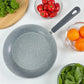 Vista superior del sartén Estrella Gourmet que muestra el antiadherente marmolizado gris de 3 capas y el mango de baquelita; ingredientes alrededor, disponible en 20, 24 y 30 cm.